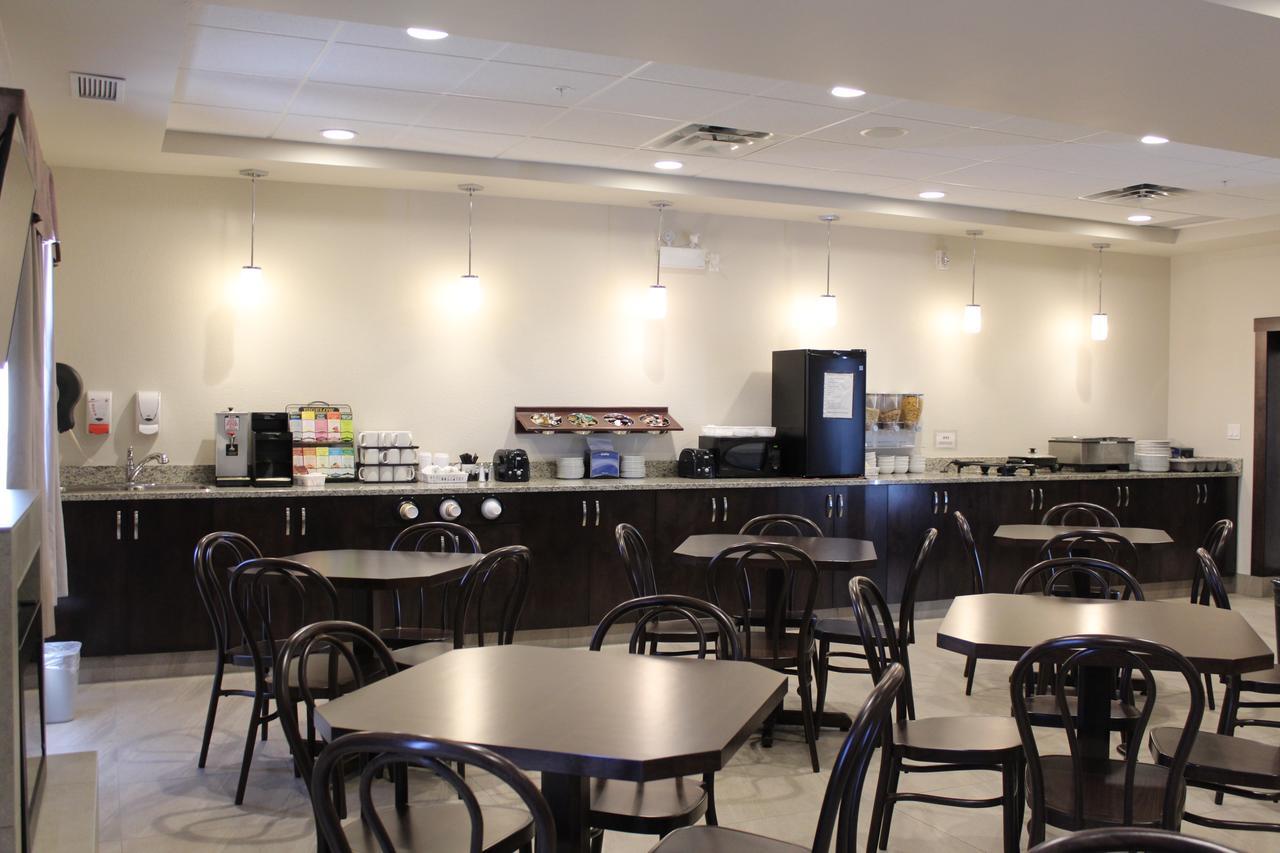 Prairie Moon Inn & Suites Macklin מראה חיצוני תמונה