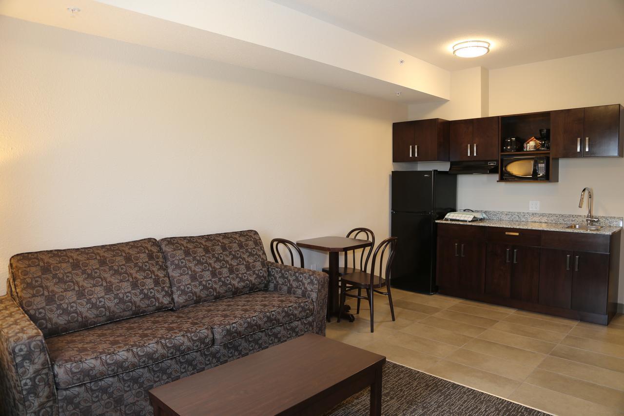 Prairie Moon Inn & Suites Macklin מראה חיצוני תמונה
